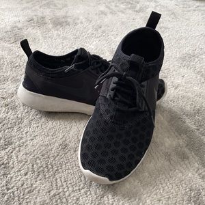 NIKE black breathable lightweight knit runners